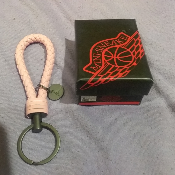 Nike mini shoe keychain - Picture 6 of 7